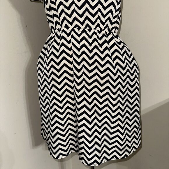 Pink Republic Chevron Print Design Black Ivory Mini Dress Pockets Sz Small EUC - Picture 3 of 13